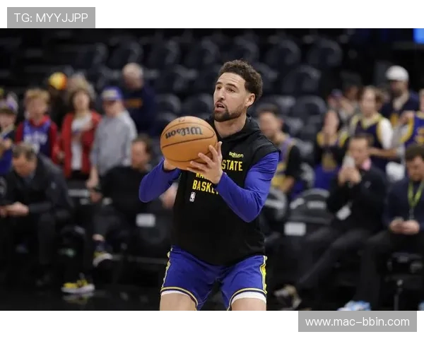 场边互动引热议成人女星与火箭新秀阿门汤普森再度成为公众舆论焦点