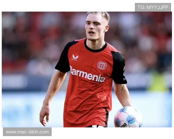 低调维尔茨与模特女友首次同框观战勒沃库森甜蜜温馨亮相全场瞬间