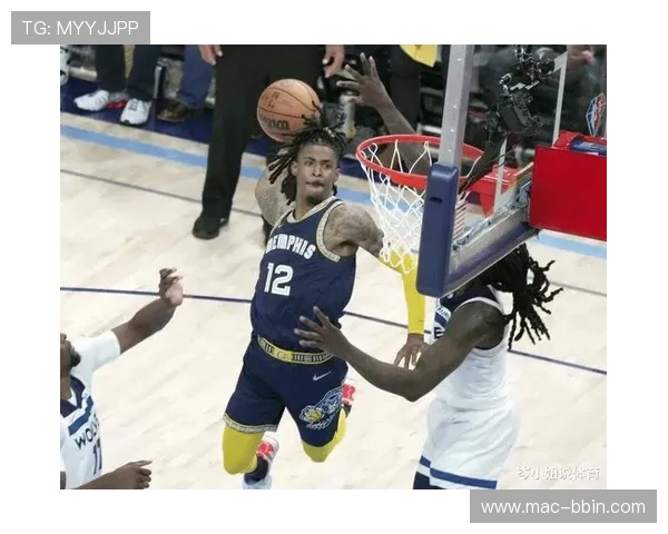 灰熊吉祥物冰淇淋泼绿军球迷头上 受害小哥依然笑容满面