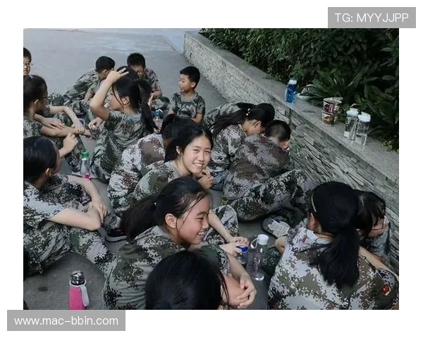 牢香戴着心爱墨镜水灵灵来到公司自信满满开启活力四射美好新一天 牢香戴着心爱墨镜水灵灵来到公司自信满满开启活力四射美好新一天