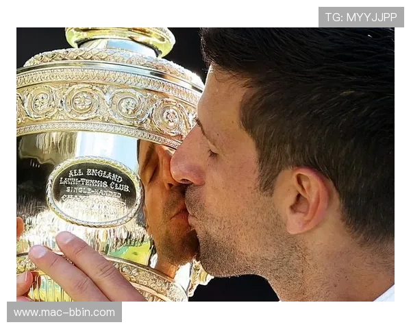 禁赛后仍现身赛场亲吻奖杯感动全场观众掌声雷动